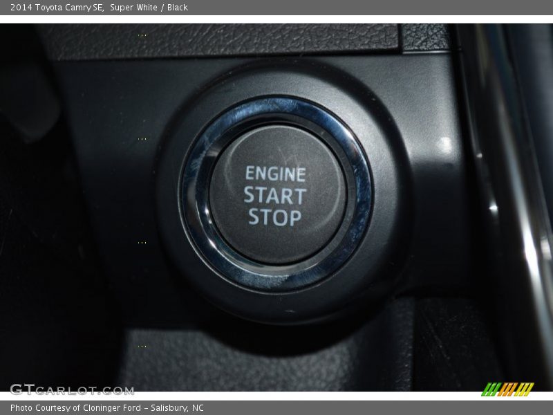 Super White / Black 2014 Toyota Camry SE