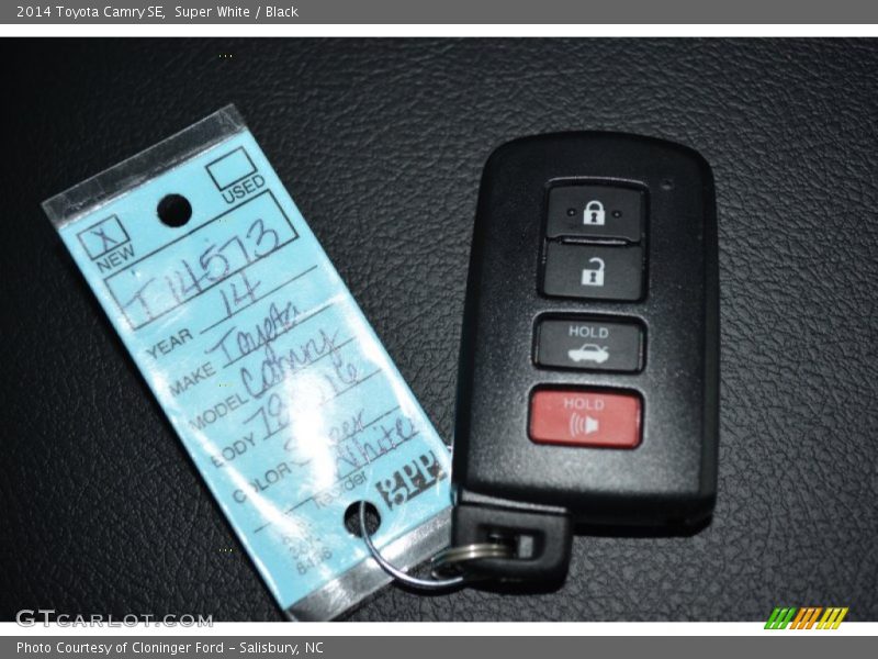 Super White / Black 2014 Toyota Camry SE