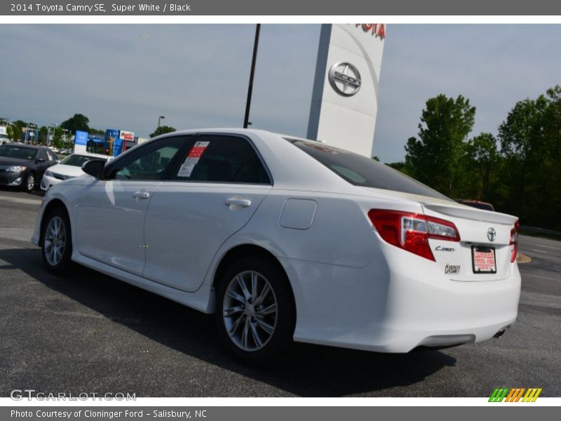 Super White / Black 2014 Toyota Camry SE