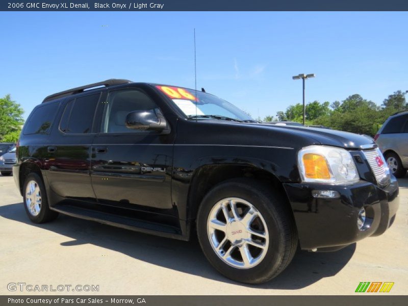 Front 3/4 View of 2006 Envoy XL Denali