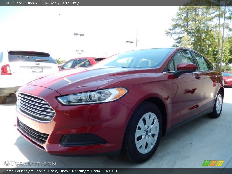 Front 3/4 View of 2014 Fusion S