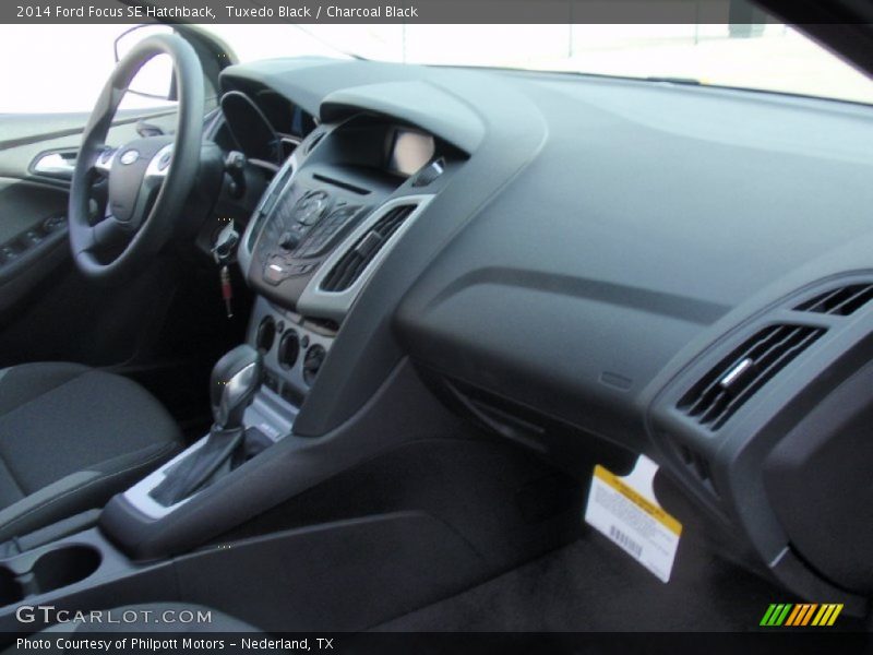 Tuxedo Black / Charcoal Black 2014 Ford Focus SE Hatchback