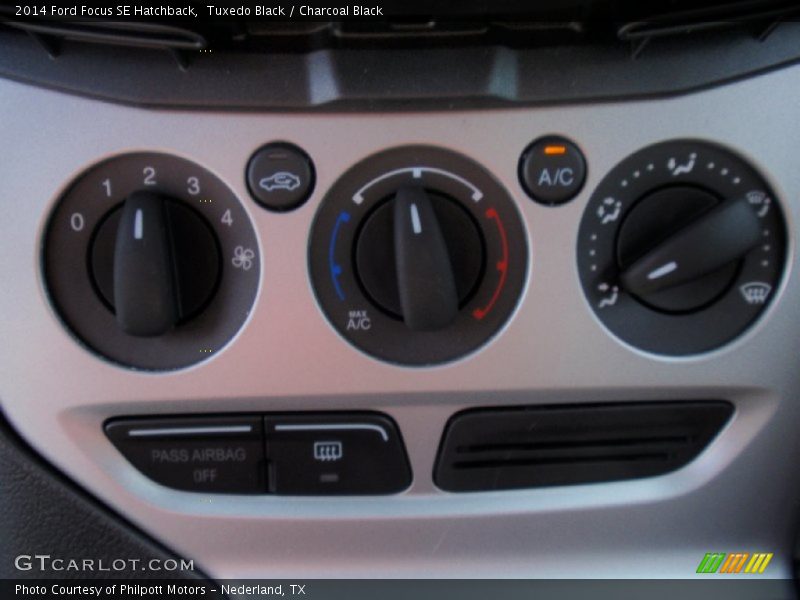 Tuxedo Black / Charcoal Black 2014 Ford Focus SE Hatchback