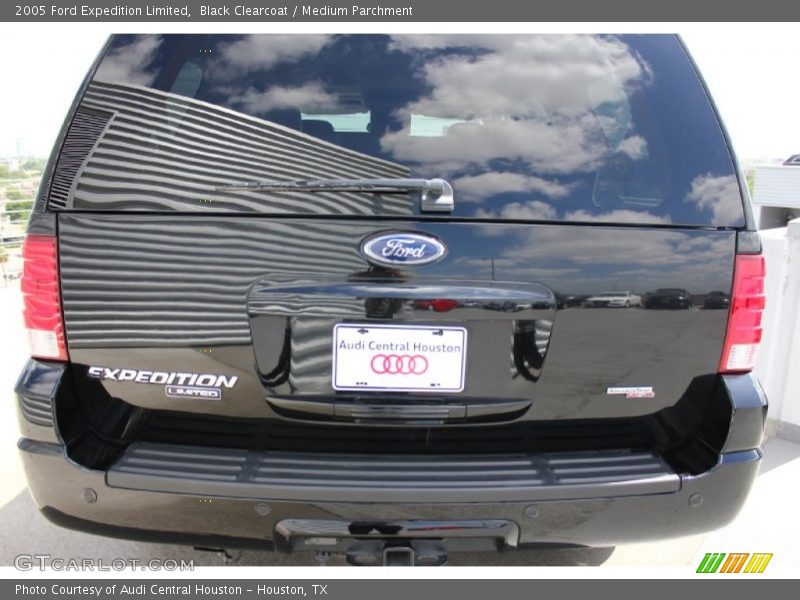 Black Clearcoat / Medium Parchment 2005 Ford Expedition Limited