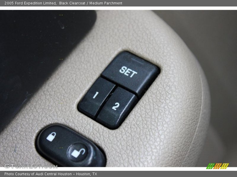 Black Clearcoat / Medium Parchment 2005 Ford Expedition Limited
