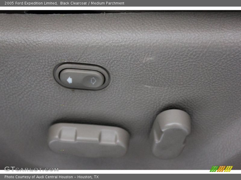 Black Clearcoat / Medium Parchment 2005 Ford Expedition Limited