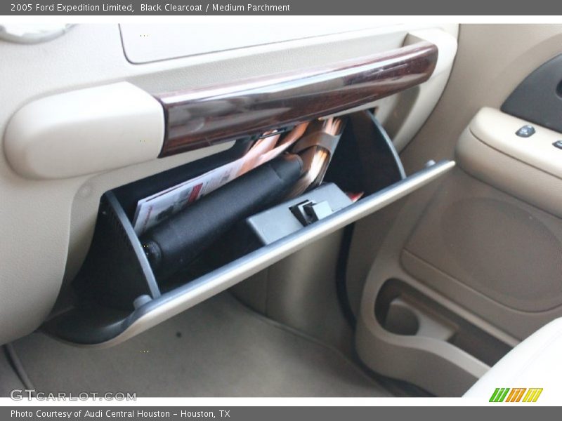 Black Clearcoat / Medium Parchment 2005 Ford Expedition Limited