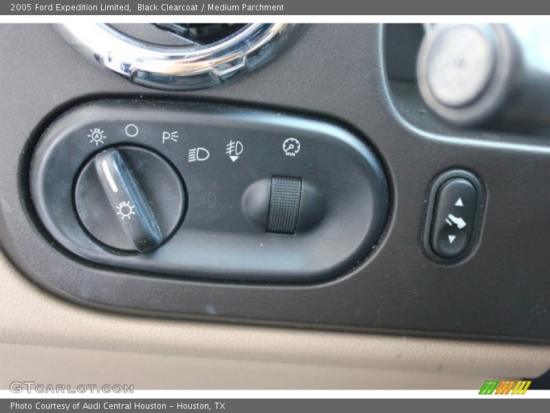 Black Clearcoat / Medium Parchment 2005 Ford Expedition Limited