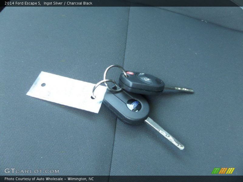 Ingot Silver / Charcoal Black 2014 Ford Escape S