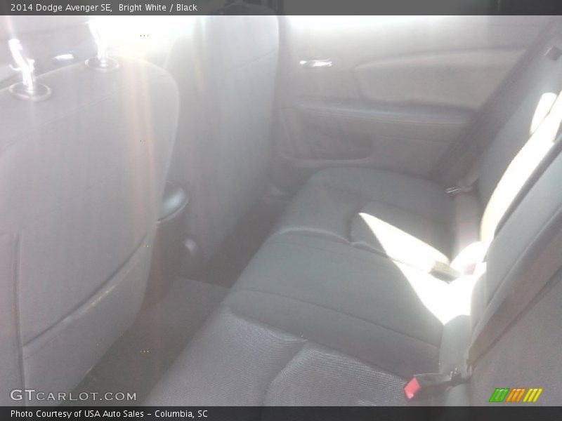 Bright White / Black 2014 Dodge Avenger SE