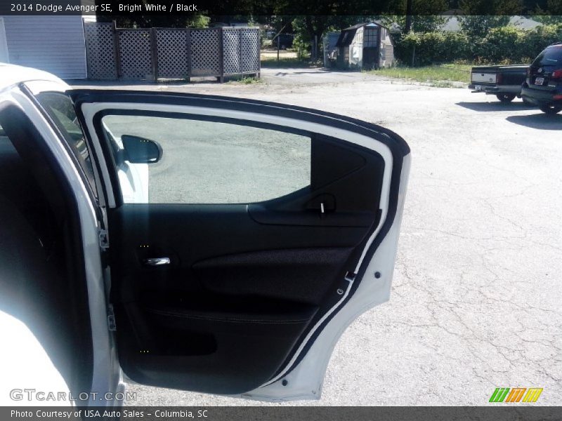 Bright White / Black 2014 Dodge Avenger SE
