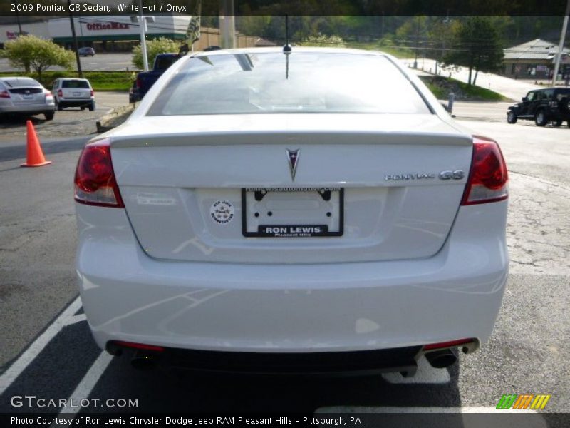 White Hot / Onyx 2009 Pontiac G8 Sedan