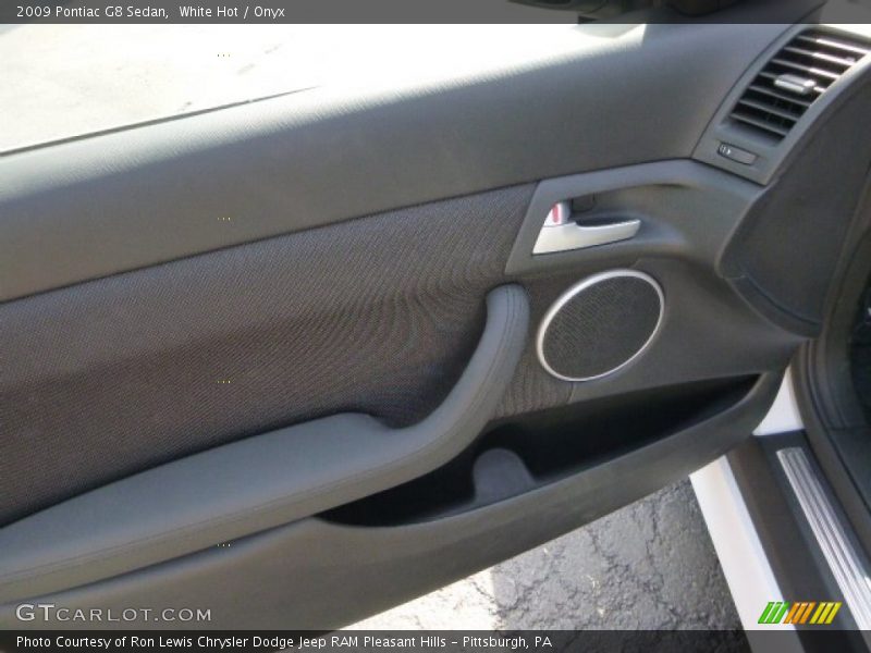 White Hot / Onyx 2009 Pontiac G8 Sedan