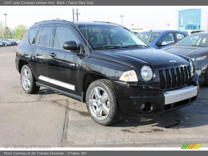 Front 3/4 View of 2007 Compass Limited 4x4