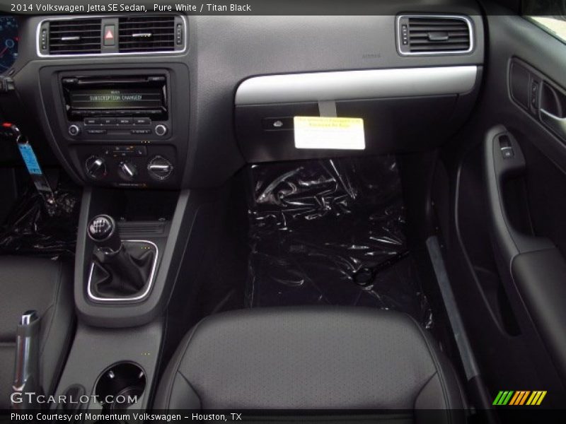 Pure White / Titan Black 2014 Volkswagen Jetta SE Sedan