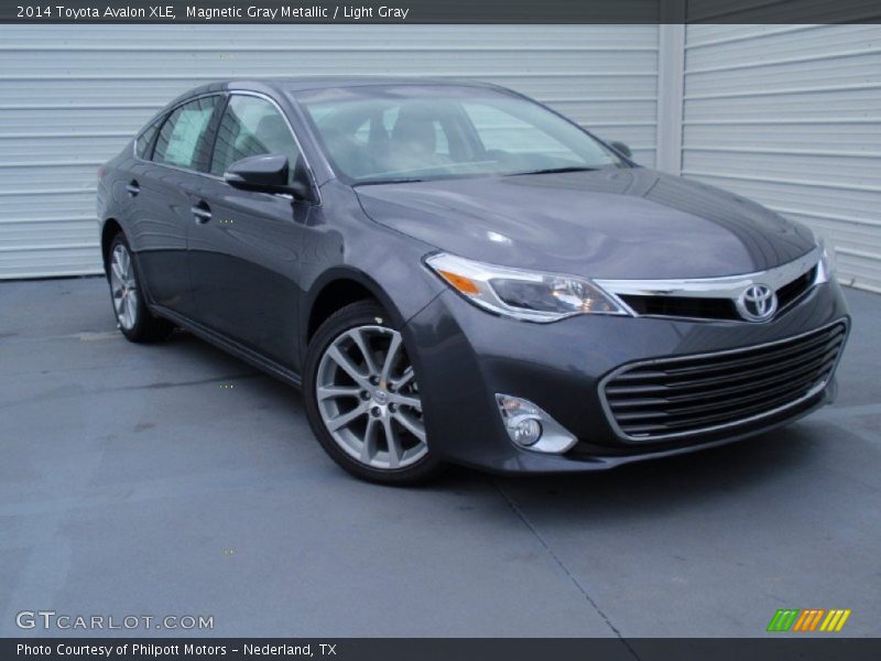 Front 3/4 View of 2014 Avalon XLE
