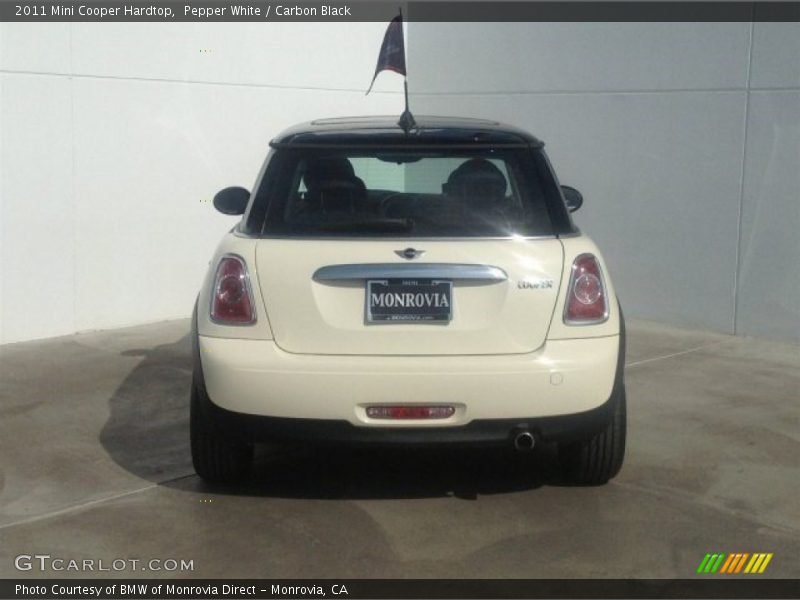 Pepper White / Carbon Black 2011 Mini Cooper Hardtop