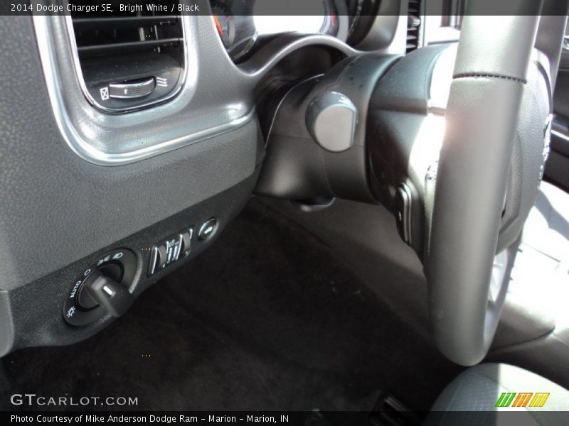 Bright White / Black 2014 Dodge Charger SE