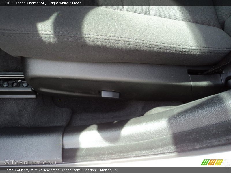 Bright White / Black 2014 Dodge Charger SE