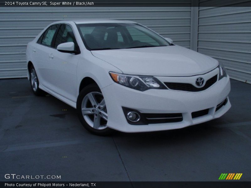Super White / Black/Ash 2014 Toyota Camry SE