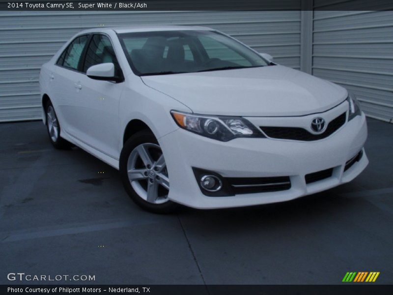 Super White / Black/Ash 2014 Toyota Camry SE