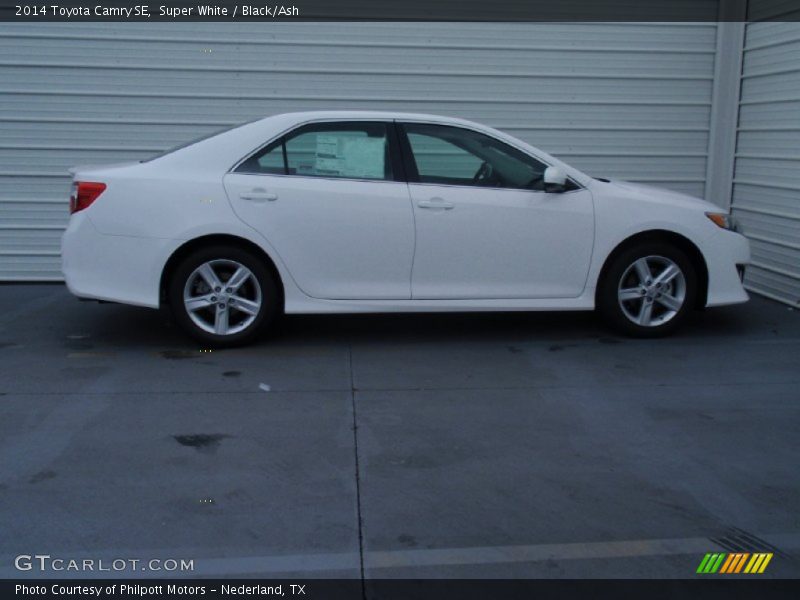 Super White / Black/Ash 2014 Toyota Camry SE