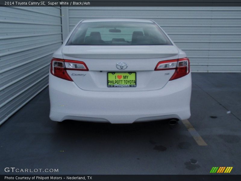 Super White / Black/Ash 2014 Toyota Camry SE