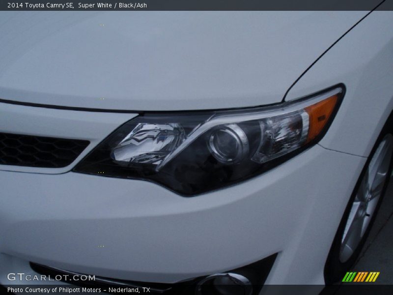 Super White / Black/Ash 2014 Toyota Camry SE