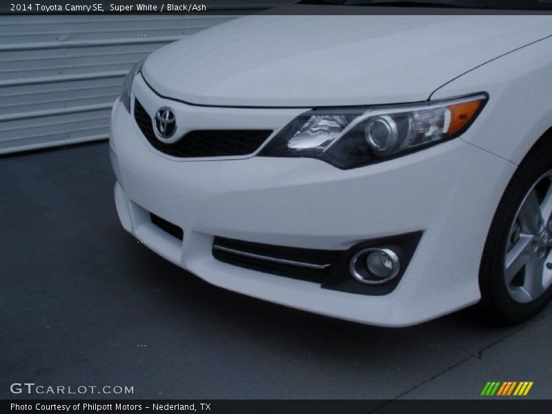 Super White / Black/Ash 2014 Toyota Camry SE