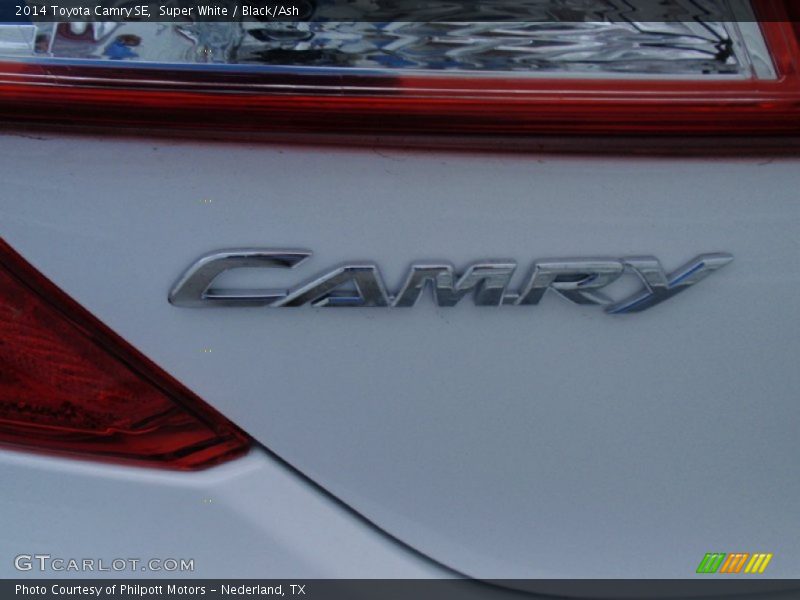 Super White / Black/Ash 2014 Toyota Camry SE
