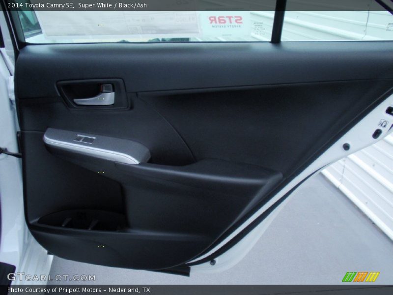 Super White / Black/Ash 2014 Toyota Camry SE
