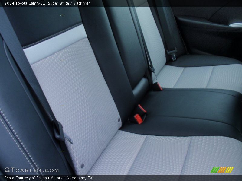 Super White / Black/Ash 2014 Toyota Camry SE