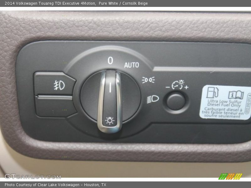 Pure White / Cornsilk Beige 2014 Volkswagen Touareg TDI Executive 4Motion
