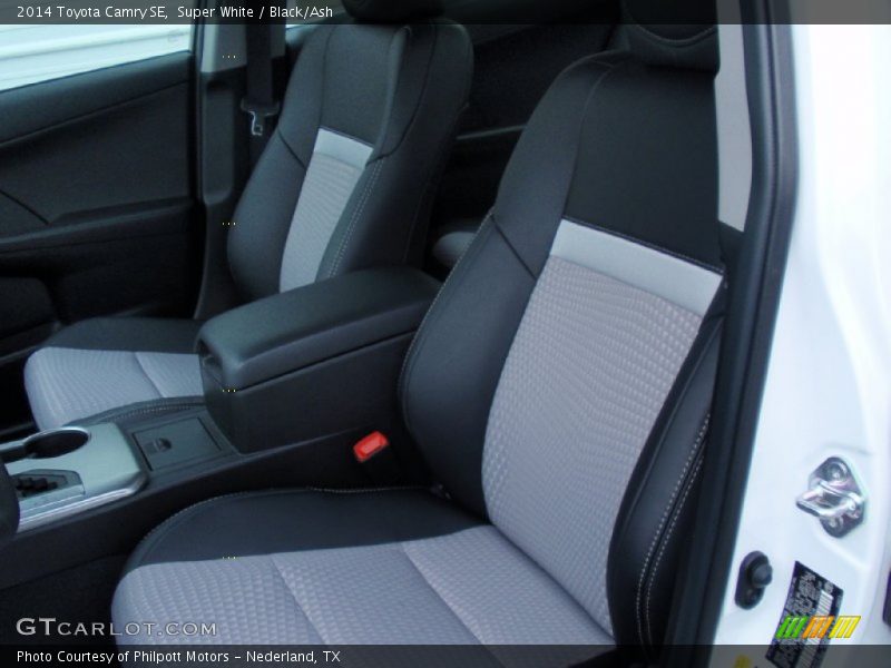Super White / Black/Ash 2014 Toyota Camry SE