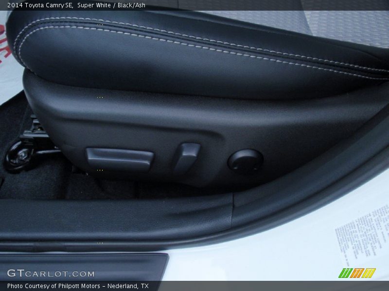 Super White / Black/Ash 2014 Toyota Camry SE