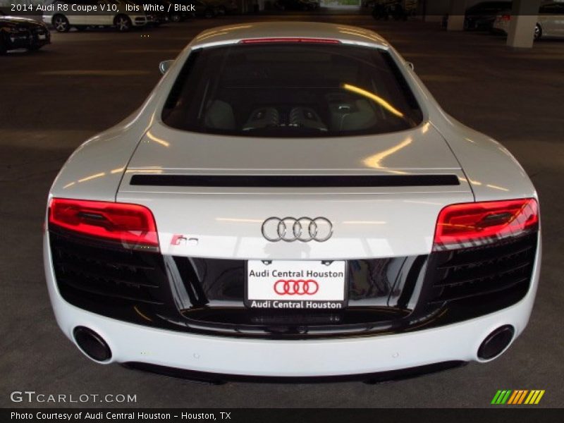 Ibis White / Black 2014 Audi R8 Coupe V10