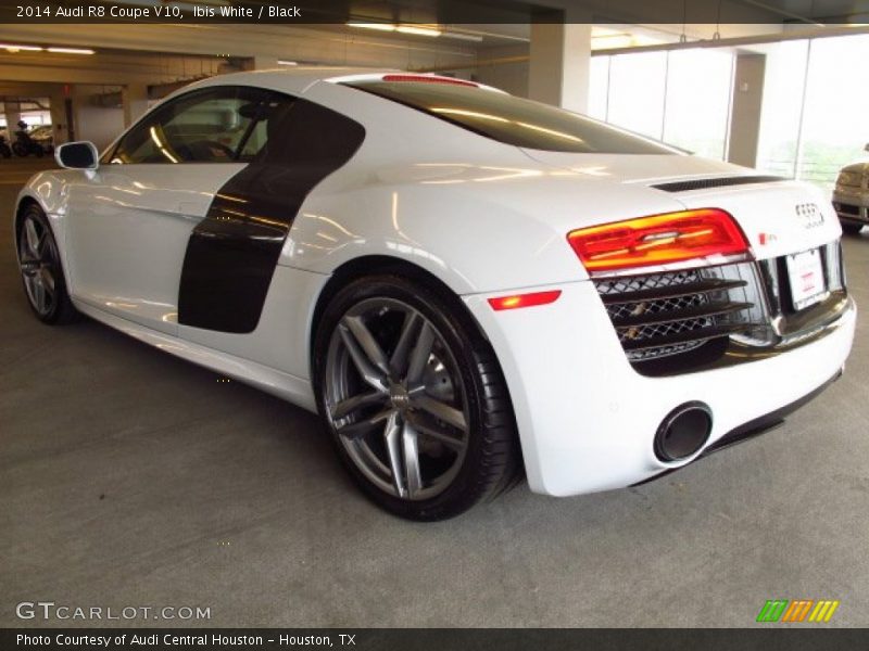 Ibis White / Black 2014 Audi R8 Coupe V10