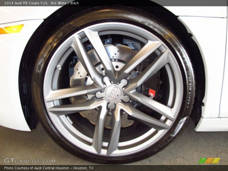 Ibis White / Black 2014 Audi R8 Coupe V10