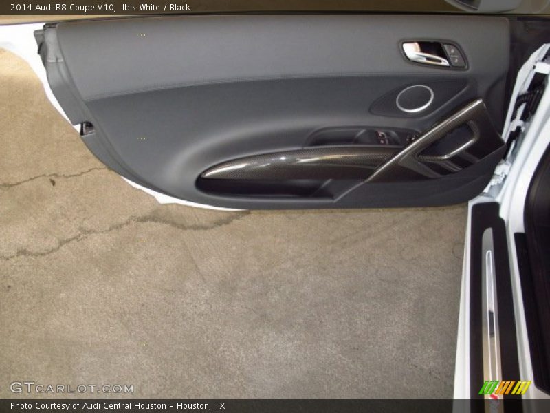 Ibis White / Black 2014 Audi R8 Coupe V10