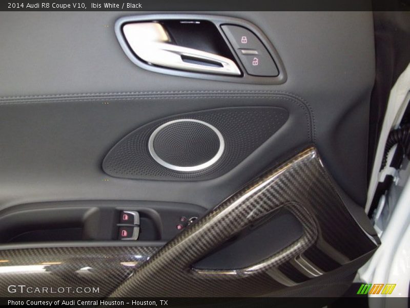 Ibis White / Black 2014 Audi R8 Coupe V10