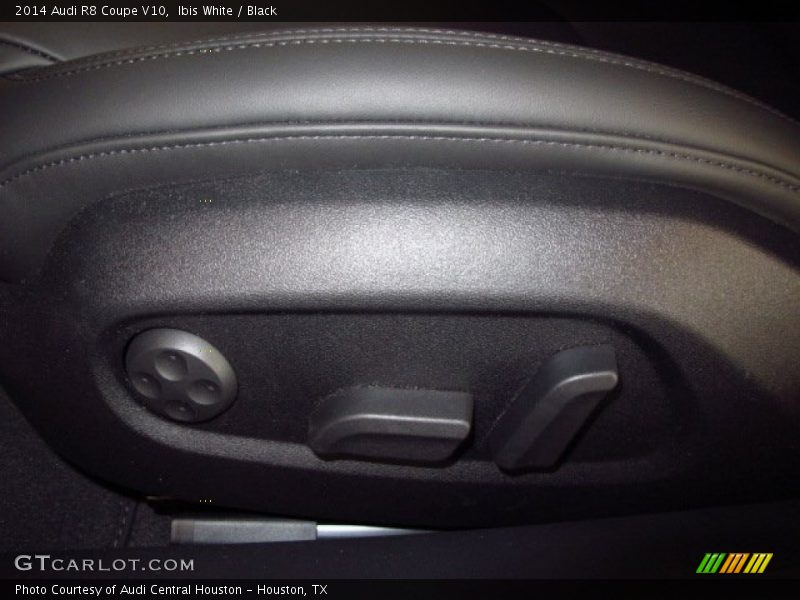 Ibis White / Black 2014 Audi R8 Coupe V10