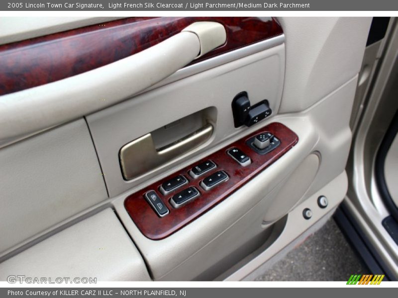 Light French Silk Clearcoat / Light Parchment/Medium Dark Parchment 2005 Lincoln Town Car Signature