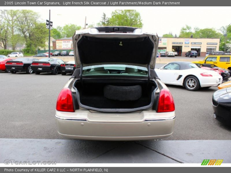 Light French Silk Clearcoat / Light Parchment/Medium Dark Parchment 2005 Lincoln Town Car Signature