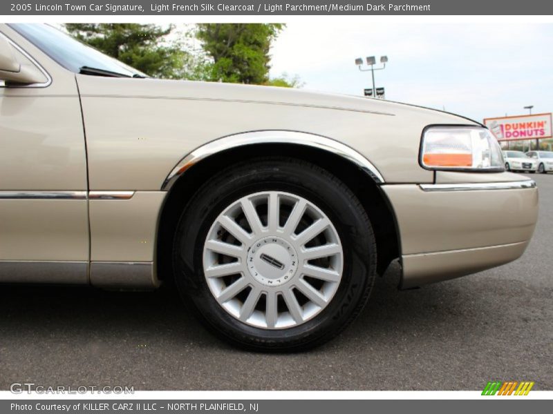 Light French Silk Clearcoat / Light Parchment/Medium Dark Parchment 2005 Lincoln Town Car Signature