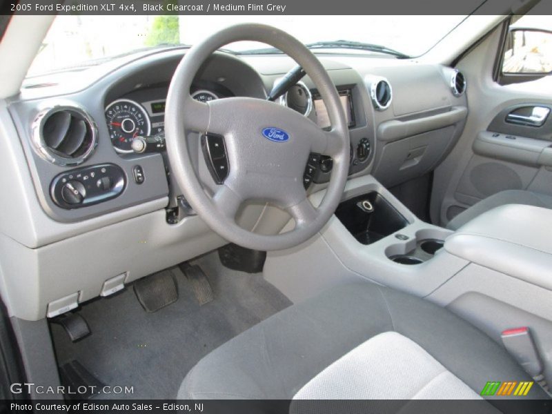 Black Clearcoat / Medium Flint Grey 2005 Ford Expedition XLT 4x4