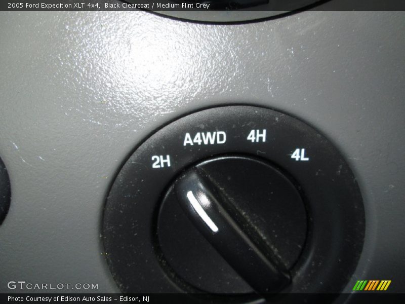 Black Clearcoat / Medium Flint Grey 2005 Ford Expedition XLT 4x4