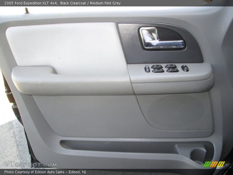 Black Clearcoat / Medium Flint Grey 2005 Ford Expedition XLT 4x4