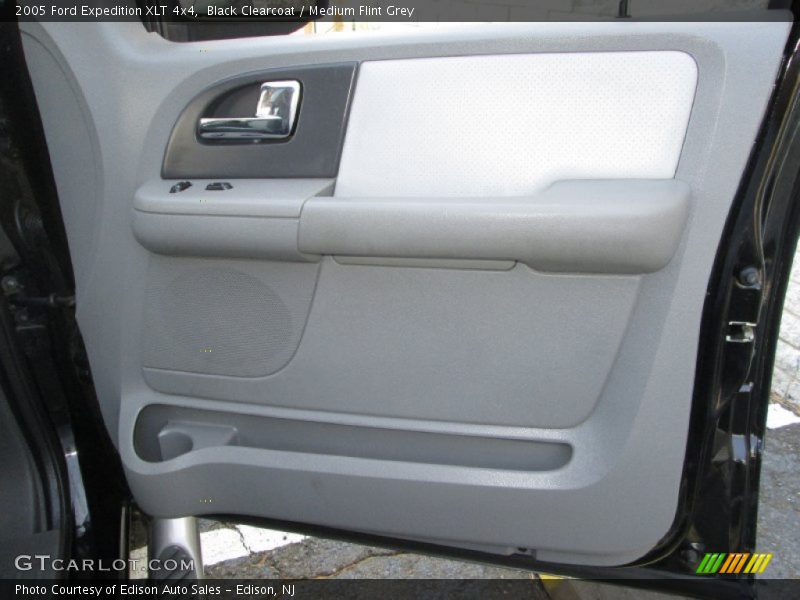 Black Clearcoat / Medium Flint Grey 2005 Ford Expedition XLT 4x4