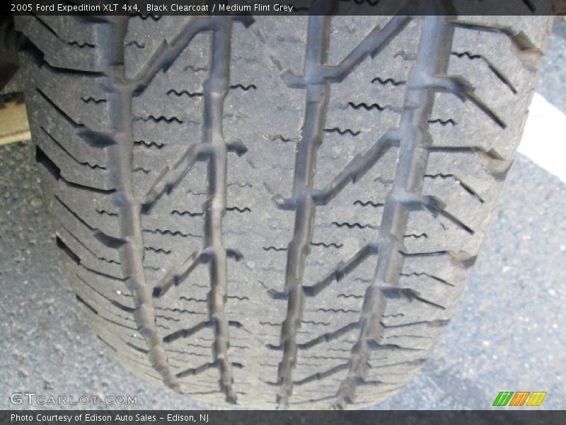 Black Clearcoat / Medium Flint Grey 2005 Ford Expedition XLT 4x4
