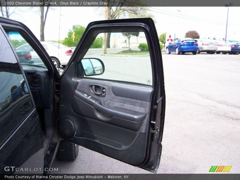 Onyx Black / Graphite Gray 2000 Chevrolet Blazer LS 4x4